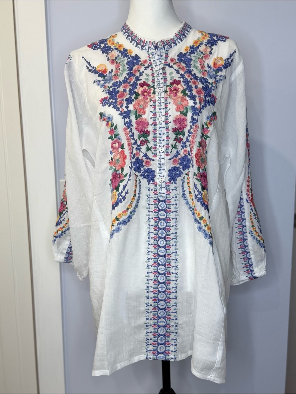 Johnny Was Henley White Embroidered Floral Tunic Top, size Medium, NEW with tags